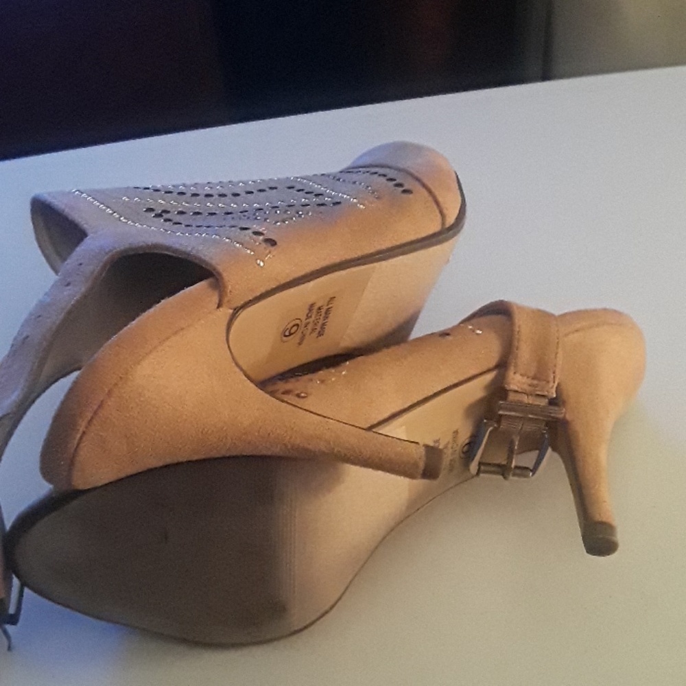 Shoes - Picture 4 of 4